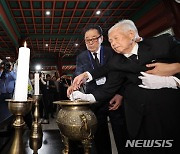 이승만 전 대통령 양자 이인수 박사, 4·19 묘역 유영봉안소 참배