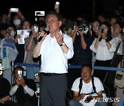 이재명, 촛불문화제서 "희망의 나라로 재건…제일 선두에 나"