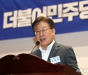 이재명 검찰 출석…여 "나들이 가나" 야 "정치적 수사"