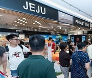 '화장품 좀 볼까...' 중국 크루즈 관광객들로 북적이는 제주 면세점