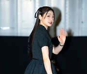 김연아,'돌아보며 눈맞춤 손인사' [사진]