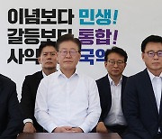 돌연 ‘단식 카드’ 뽑은 이재명… “뜬금포” “개인 비리 수사에 맞서나”