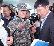 해병대 前 수사단장, 軍법원 출입 실랑이 벌이다 ‘강제 구인’···영장실질심사 개시