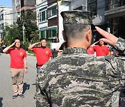 '팔각모 사나이'로 박 전 수사단장 응원한 해병대 동기들