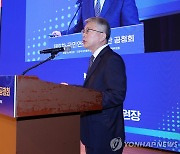 공청회서 발언하는 김용하 위원장