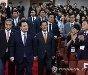 국립외교원 60주년 기념식 입장하는 윤석열 대통령