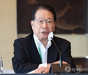 한일포럼 공동성명 발표하는 유명환 전 장관