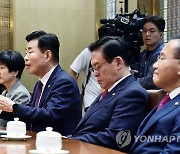 정기회 개회식 앞두고 사전환담 하는 김진표 국회의장