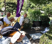 간토대지진 100주년 조선인 희생자 추도비 앞에서 기도하는 참석자들