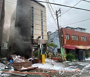 '폭탄 맞은 듯'…부산 목욕탕 폭발 사고 현장은 아수라장