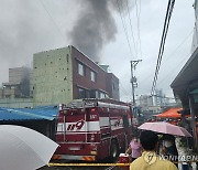 [1보] 부산 폐목욕탕 화재·폭발…소방관·공무원 등 10여명 부상