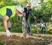 수달서식지 보호 시설물 정비하는 한국영 이사장