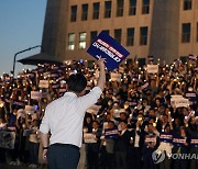 촛불 지지자들 향해 손 흔드는 이재명 대표