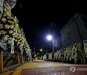 숨진 초등교사 학교 앞 추모 분위기