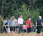 '맨발걷기 선도도시' 하남시, 최고 수준 인프라 조성에 시민들 '엄지척'