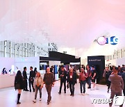 LG전자 부스 둘러보는 'IFA 2023' 관람객들