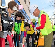 [포토]최호권 영등포구청장 자원봉사 day 맞아 빗물받이 청소