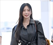 [MD포토] 드림캐쳐 지유 '가죽 코트로 하의 실종 연출'