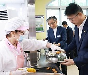 교육부 "학교 급식 안전"…급식법 개정 주장도