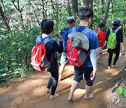 "흙길을 맨발로 걸어요"