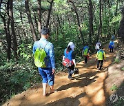 "흙길을 맨발로 걸어요"