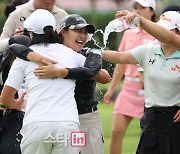 [포토]'첫 번째 우승' 서연정, 김해림과 포옹