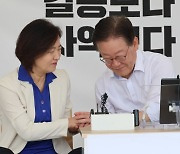 `단식` 중인 이재명 찾은 추미애 "무도한 세력에 힘 합쳐 돌파해야"