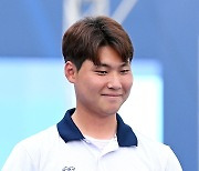 [Ms포토] 이우석 '소중한 우승 트로피'