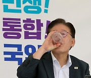 목 축이는 이재명 대표