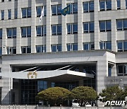 총선이 7개월 앞인데 현안은 산적…대통령 참모 '출마 러시' 언제