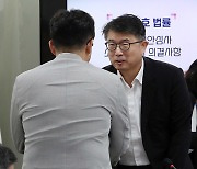 교사들과 인사 나누는 장상윤 차관