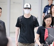 황민현 ‘밀리터리룩 선보이는 공항 패션’[포토엔HD]