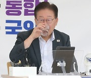 물 마시는 이재명 대표