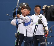 양궁 이벤트경기하는 김제덕-이우석-김우진