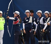 이벤트경기하는 여자 양궁 선수들