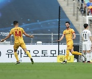 광주, 선두 울산에 2-0 완승…전북-제주 무승부