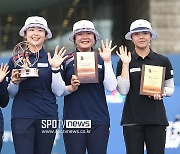 [포토S] 송윤수-오유현-조수아-권나래, '우리가 컴파운드 수상자!'