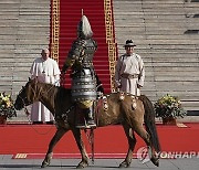 CORRECTION APTOPIX Mongolia Pope