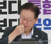 소금 섭취하는 이재명 대표