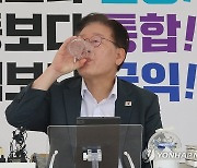 목 축이는 이재명 대표