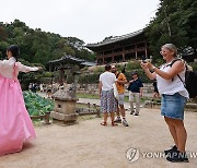 한복 입고 창덕궁 후원에서