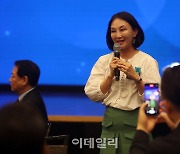 [포토] 수상소감 말하는 장수아 에스씨케이컴퍼니 상무