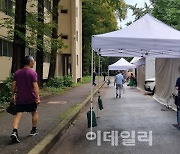 '억' 소리나는 재건축 홍보부스…단속 나선 당국