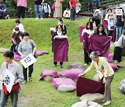 '세상의 배꼽'에 보라색 천 덮는 여성단체