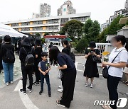 추모객 발길 이어지는 서이초등학교