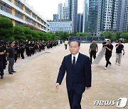 눈물 훔친 여야…윤재옥 "교권보호 신속추진" 박광온 "힘 되겠다"