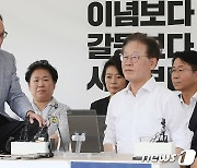 단식 농성 찾은 이해찬 "이대로 가면 파시즘"…이재명 "연성독재 단계"