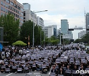 국회 앞 가득 메운 서이초 교사 49재 추모집회 인파