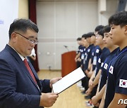 국가대표 위촉장 수여하는 김영중 직무대행