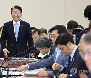 `뉴스타파 가짜뉴스` 설전 벌이던 고민정 "이동관씨"…李 "그게 뭐냐"